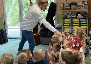 Dzieci podczas koncertu muzycznego