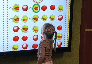 dziecko pracuje przy tablicy interaktywnej