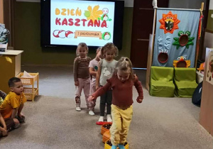 dziewczynka idzie po ścieżce sensorycznej