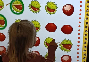 dziecko pracuje przy tablicy interaktywnej