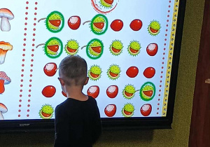 dziecko pracuje przy tablicy interaktywnej