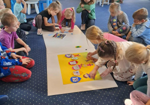 Dzieci z grupy VII wykonują plakat o prawach dziecka.
