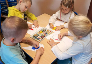 Dzieci z grupy VII wykonują plakat o prawach dziecka.