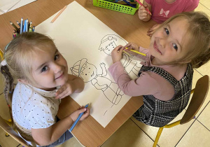 Dzieci z grupy III wykonują plakat o prawach dziecka.