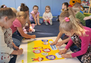 Dzieci z grupy VII wykonują plakat o prawach dziecka.
