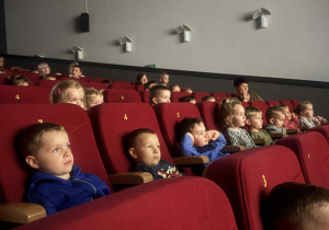 Dzieci śledzą akcję filmu. Są bardzo wpatrzone.