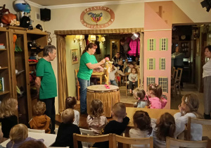 aktorzy pokazują dzieciom lalki teatralne- marionetki sycylijskie