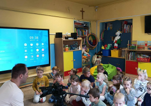 Dzieci w przedszkolnym studio nagrań.