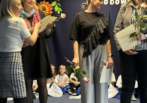Pani Dyrektor wręcza nagrody nauzcycielkom.