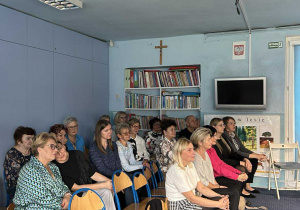 Pracownicy przedszkola i zaproszeni goście oglądają występ przygotowany przez dzieci.