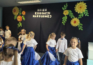 Dzieci tańczą.