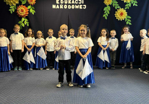Dzieci recytują wiersze.