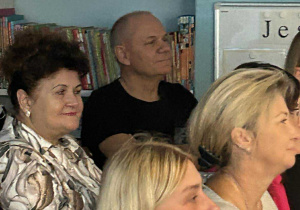 zaproszeni goście oglądają występ dzieci.