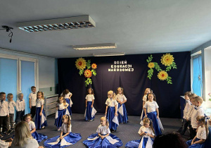 Dzieci tańczą.