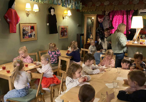 Dzieci czekają na przedstawienie.
