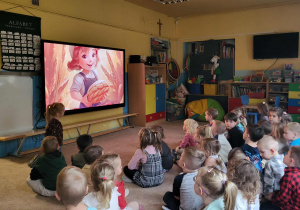 Dzieci oglądają film edukacyjny.