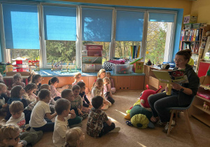 Dzieci słuchają opowiadania o stonodze Jadzi.