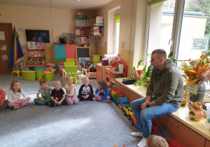 Tata chłopca opowiada o pozyskiwaniu złota.