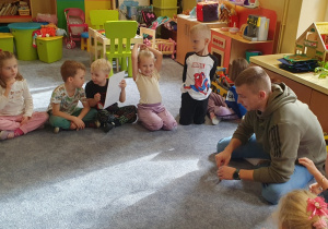 Tata chłopca opowiada o pracy jubilera.