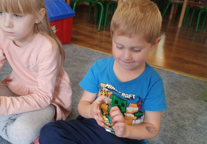 Chłopiec ogląda pierścionek.