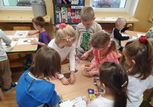 Dzieci wybierają ozdoby.