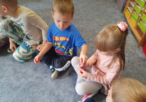 Dzieci oglądają diamenty.