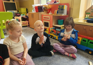 Dzieci oglądają pierścionek.