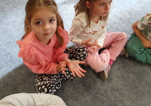 Dzieci oglądają diamenty.