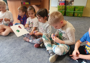 Dzieci oglądają kamienie szlachetne.