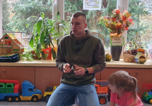 Tata chłopca opowiada o pracy jubilera.