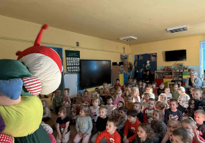 Dzieci słuchają stonogi.