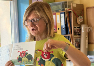 Słuchanie opowieści jak powstaje książka.