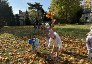 Dzieci bawią się w ogrodzie.