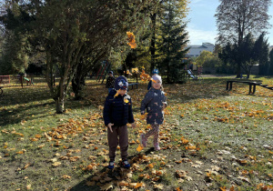 Dzieci bawią się w ogrodzie.