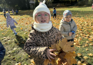 Dzieci bawią się w ogrodzie.