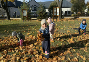 Dzieci bawią się w ogrodzie.