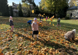 Dzieci bawią się w ogrodzie.