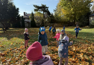Dzieci bawią się w ogrodzie.