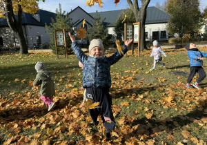 Dzieci bawią się w ogrodzie.