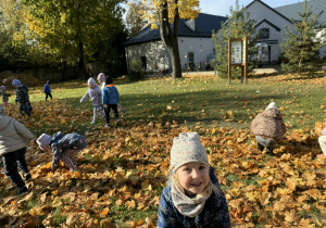 Dzieci bawią się w ogrodzie.