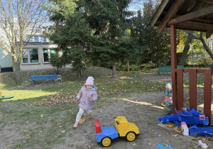 Dzieci bawią się w ogrodzie.