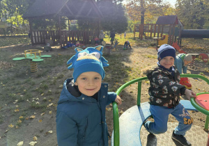 Dzieci bawią się w ogrodzie.