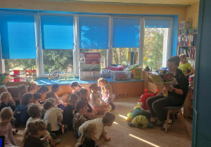 Czytanie przez ilustratorkę książek