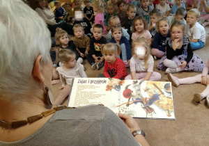 Dzieci słuchają bajki
