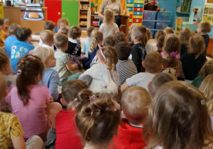 Dzieci słuchają bajki