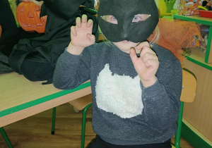 Dziecko przebrane za kota.