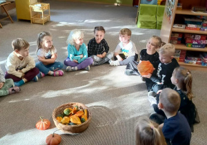 dzieci oglądają dynie