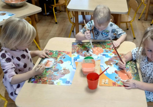 malowanie farbą rosnącą szablonu dyni