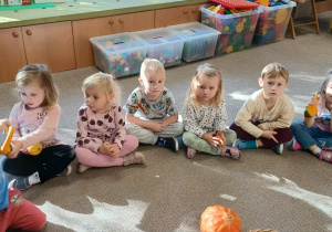 dzieci oglądają dynie