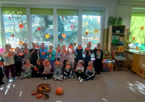 dzieci prezentyją wykonane prace plastyczne